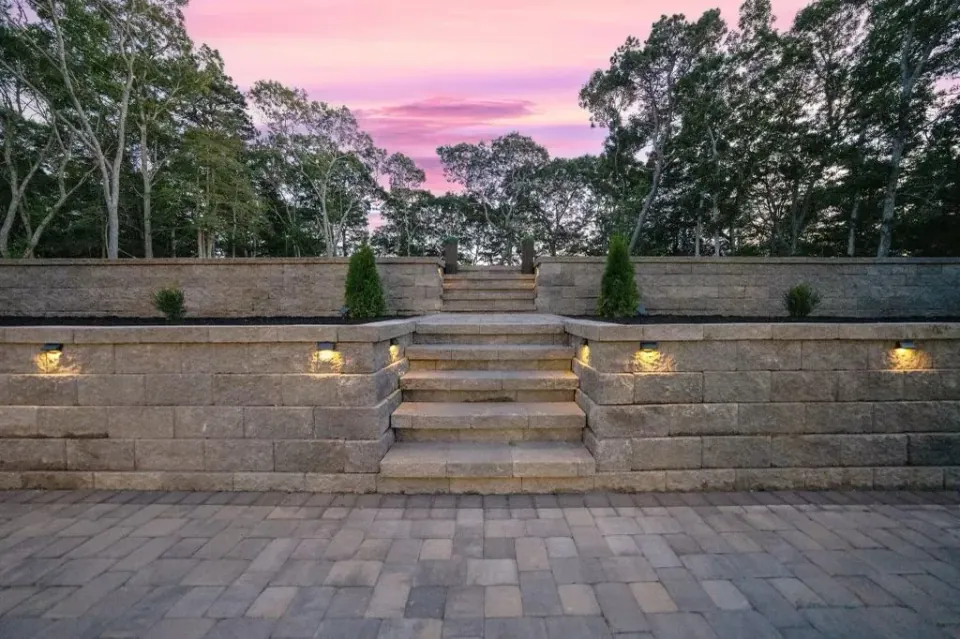 Illuminated Roberts hardscape